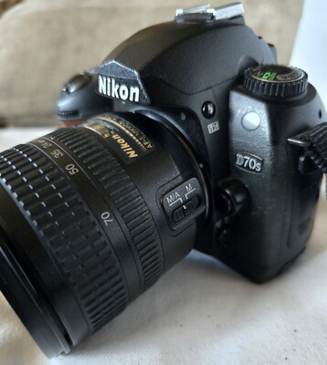 Nikon D70S 6.1MP Digital SLR Camera w/AF-S Nikon 18-70mm DX Lens