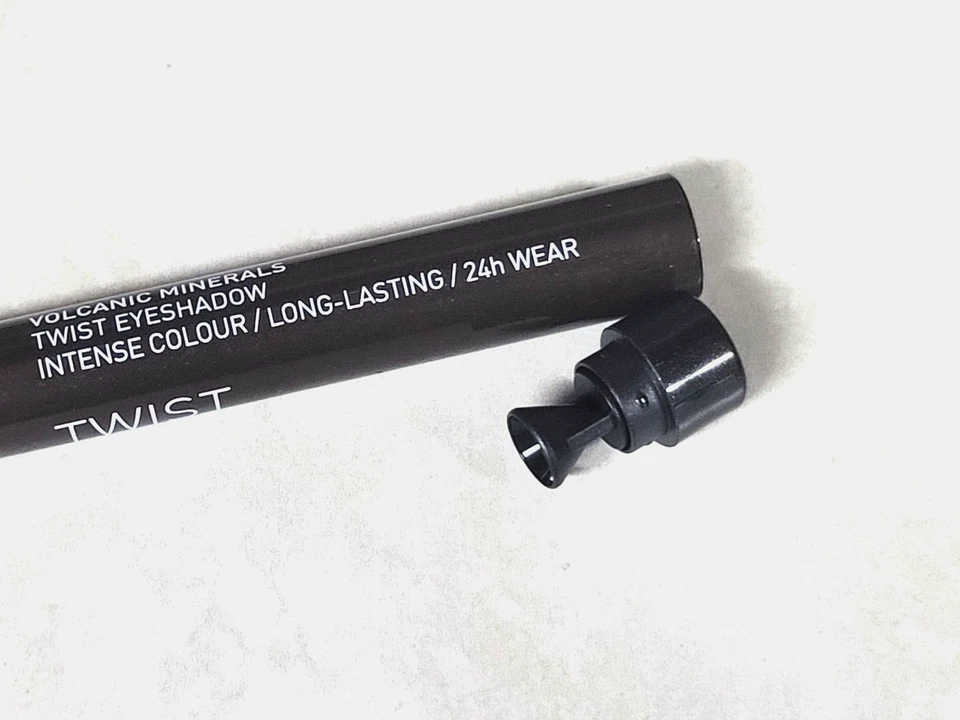 3 件套 ~ Korres 火山矿物扭转眼影 ~ 黑色 (#YS1) — 第 3/4 张图片