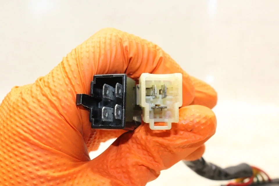 Regulador de voltaje rectificador Ducati Monster 750 2000 OEM Foto 2 de 4