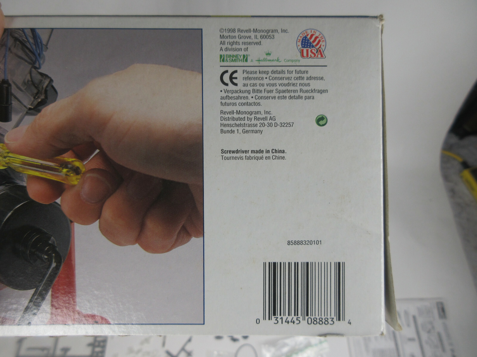 1998 Revell 85-8883 Visible V-8 Engine 1:4 scale plastic model kit open box part