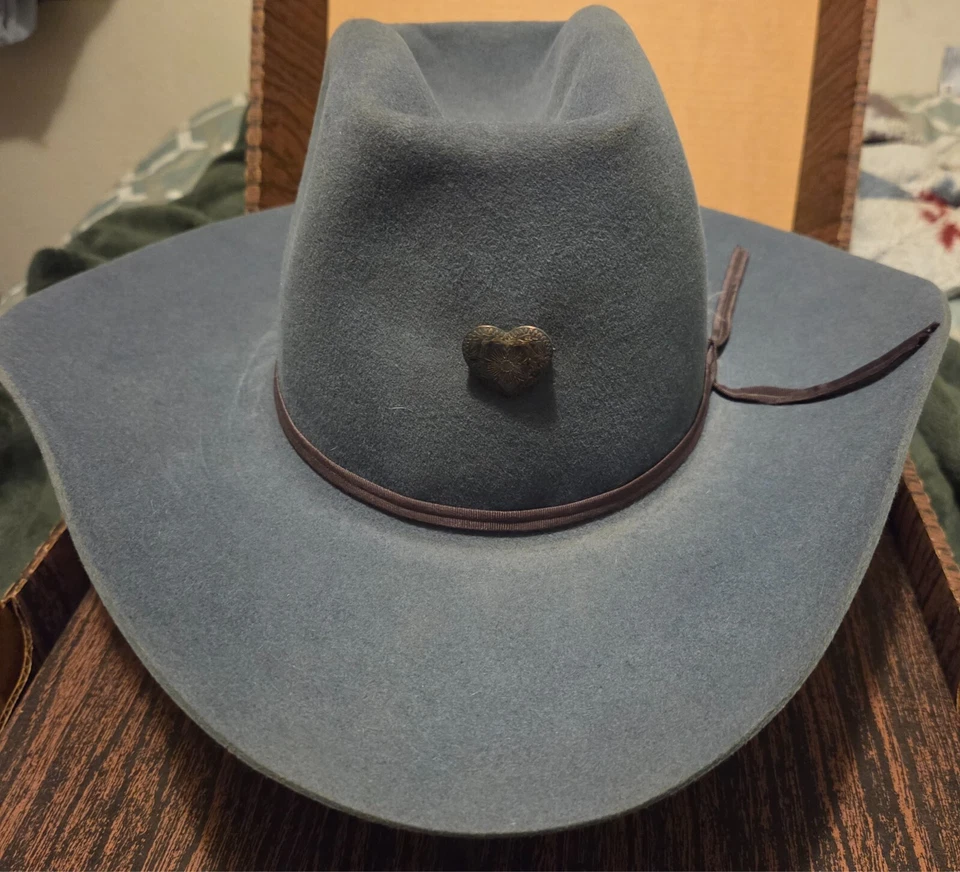 Sombrero de Vaquero de Fieltro Bailey Regal de Colección con Pin de Corazón y Plumas en Caja Original Foto 2 de 4