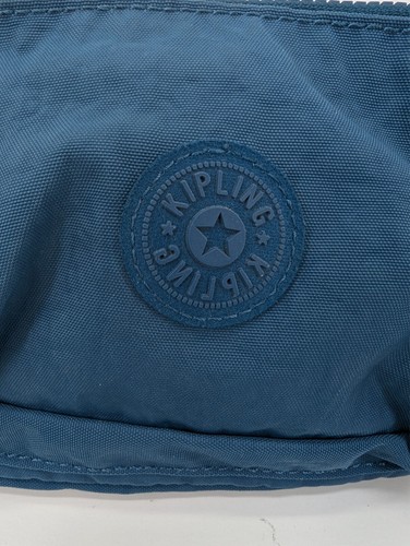 Bolso Bandolera Convertible Kipling Live. Azul Claro Mono Charm Sin Correa - Imagen 3 de 10