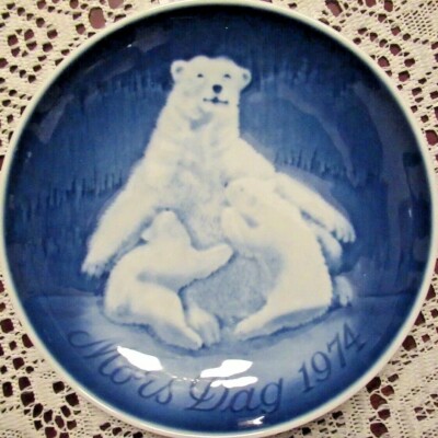 MOTHERS'S DAY - DENMARK  Vintage 1974  Bing & Grondahl Mama Polar Bear with cubs