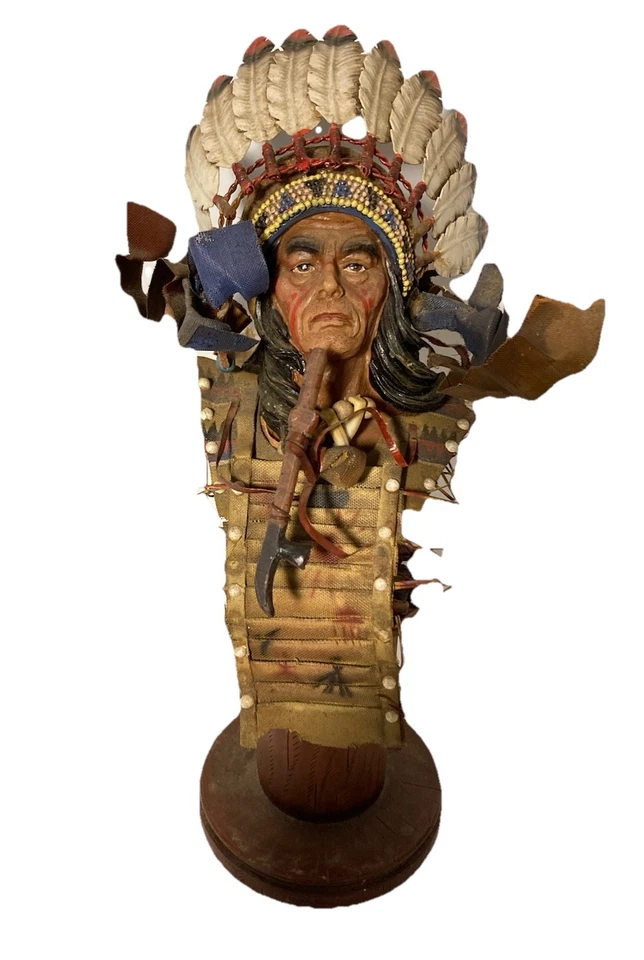 "Figura de jefe nativo americano vintage de 14"" con decoración de pipa de paz-metal/madera/resina" Foto 2 de 4