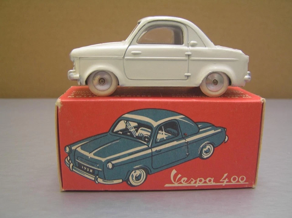 Quiralu Vespa 400 white and gray made in France 1/43 scale Mint in Box - Image 2 of 4