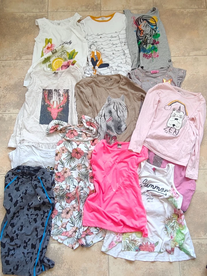 Lot Vêtements - Fille - Combi Short- T-shirt- Débardeur - Jupette ect.. - 10 ans - Photo 1/4