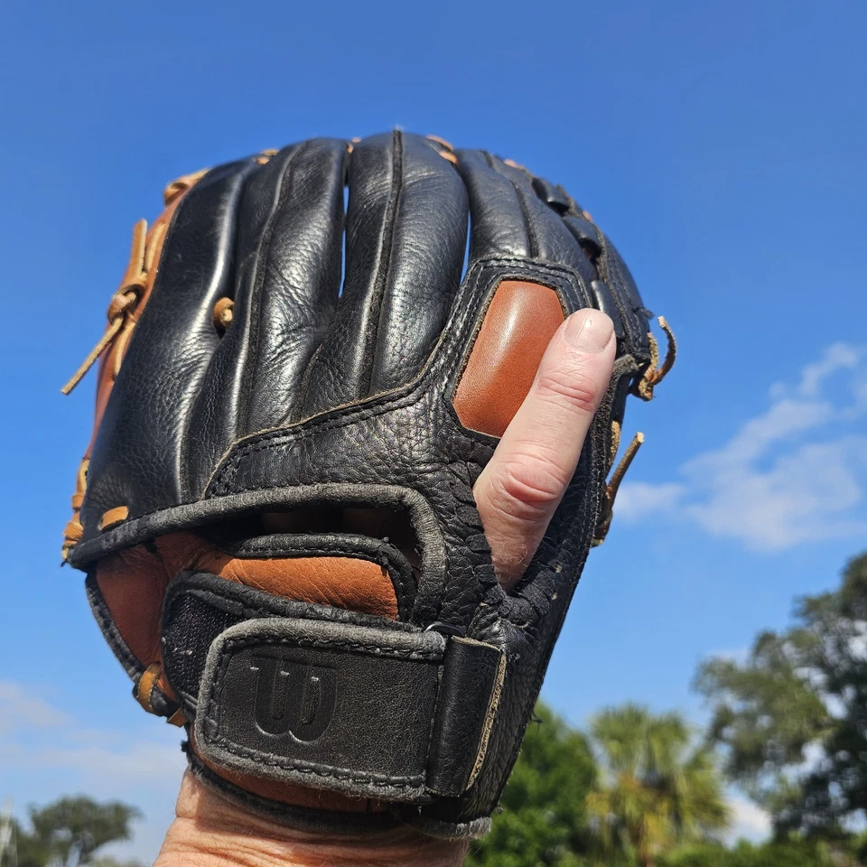 Guante de béisbol Wilson A0675 B5 135 softbol negro/marrón 13,5" cuero derecho Foto 3 de 4