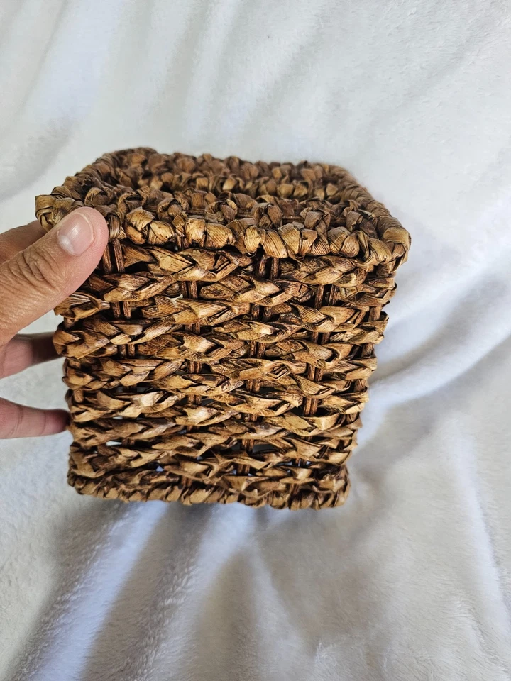 Caja de pañuelos cuadrada tejida de mimbre ub marrón 6x6"" pulgadas Foto 2 de 4