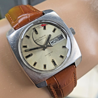 Vintage WALTHAM men's automatic watc day/date Rocket second hand