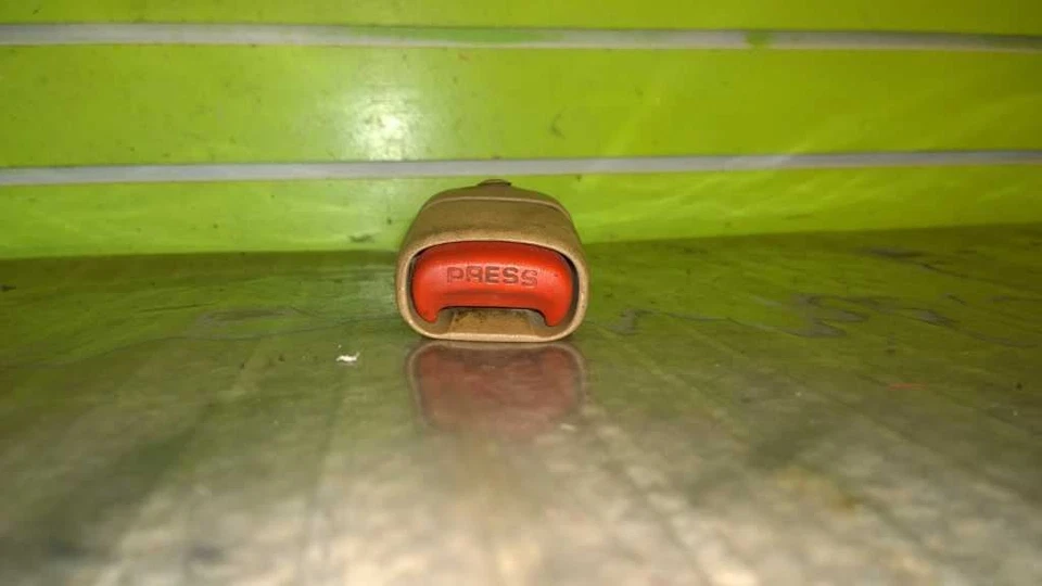 00 CHRYSLER 300 М 3,5 Л AT SDN ВОДИТЕЛЬ ЛЕВАЯ ПЕРЕДНЯЯ ПРЯЖКА РЕМНЯ БЕЗОПАСНОСТИ OEM 1454-18 - Изображение 3 из 3