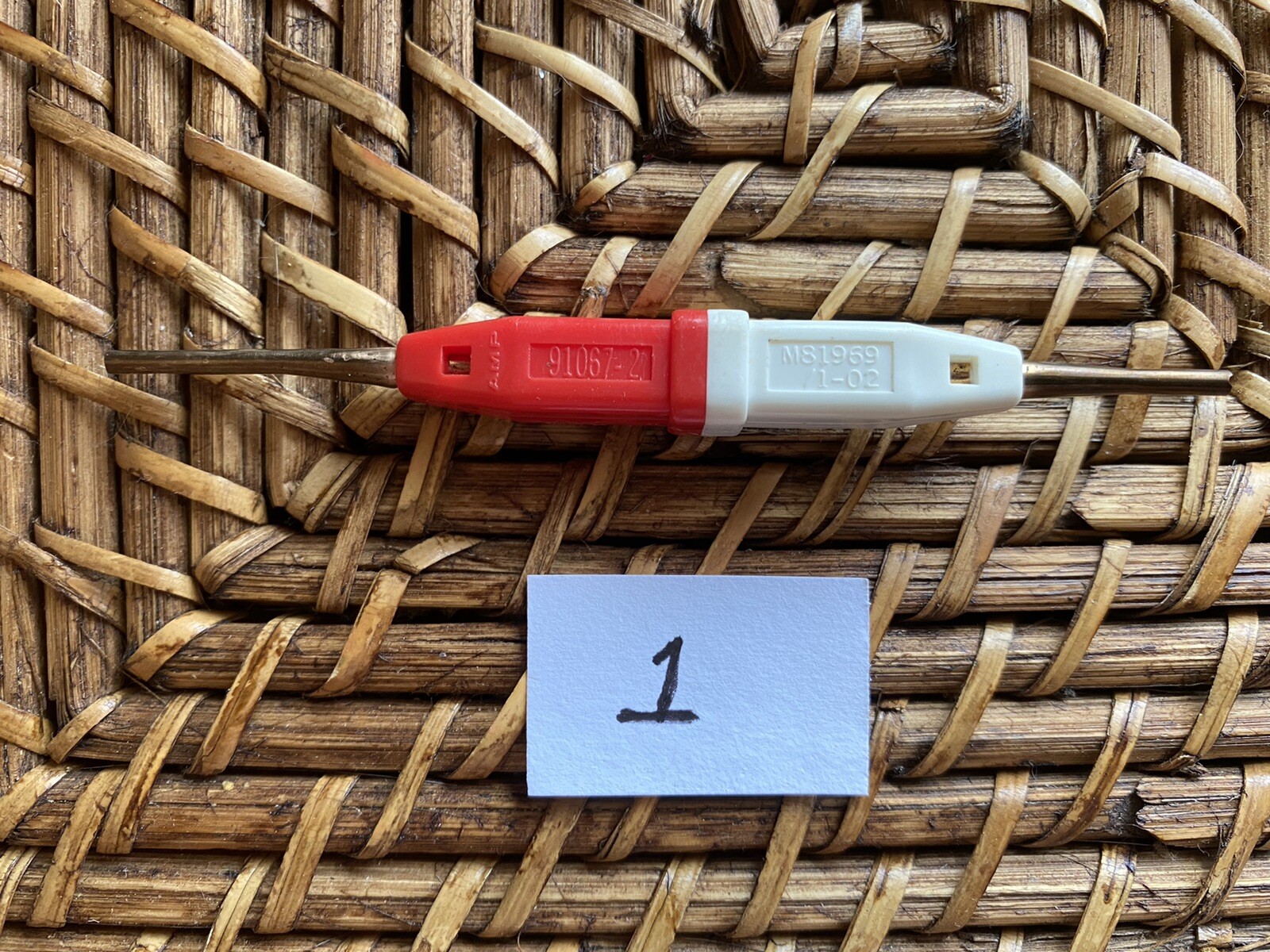 AMP/TYCO 910672 Insertion / Extraction Tool Red/White Solid Plastic