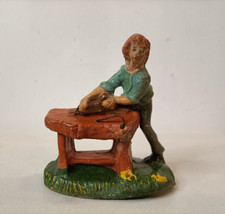 ANTICO Pastore per presepe - CONTADINO FALEGNAME CON BANCO DA LAVORO, in PASTA