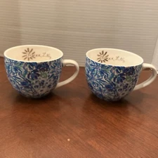 LILLY PULITZER BLUE FLORAL SET OF 2 MULTICOLOR COFFEE MUGS GOLD TRIM HANDLE READ