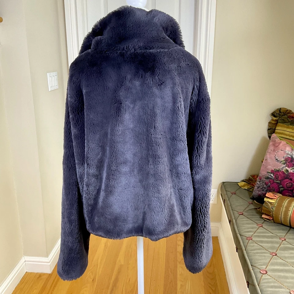 Chaqueta Anthropologie Piel Sintética Gris Cuello Alto Negra Cremallera Frontal Acentos de Encaje (XL) Foto 4 de 4