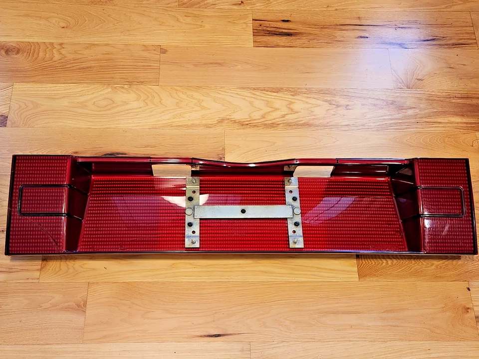 90-92 Volvo 740 REAR REFLECTOR DECOR PANEL LICENSE PLATE REFLEXRAMP DEKORRAMP - Image 4 of 4