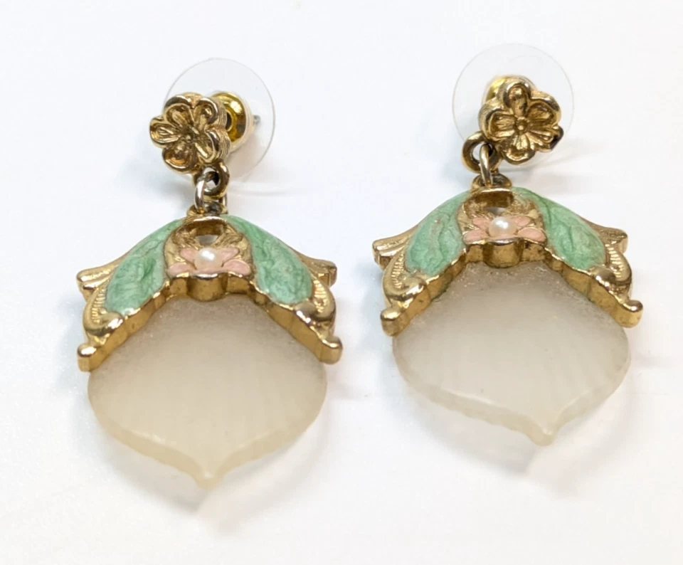 Pendientes de gota de flores de esmalte lucita esmerilado de perlas de imitación de 1928 perforadas en tono dorado Foto 3 de 4