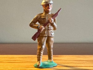 Vintage Barclay B16 705 Soldier at Attention, Port Arms ~ Very Good!!