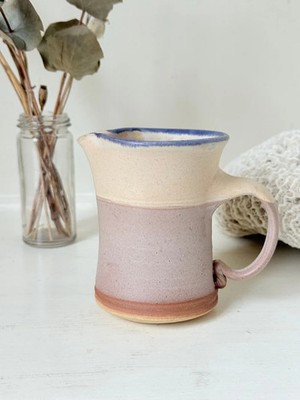 Studiokeramik Milchkännchen in Creme und Lavendel Glasur