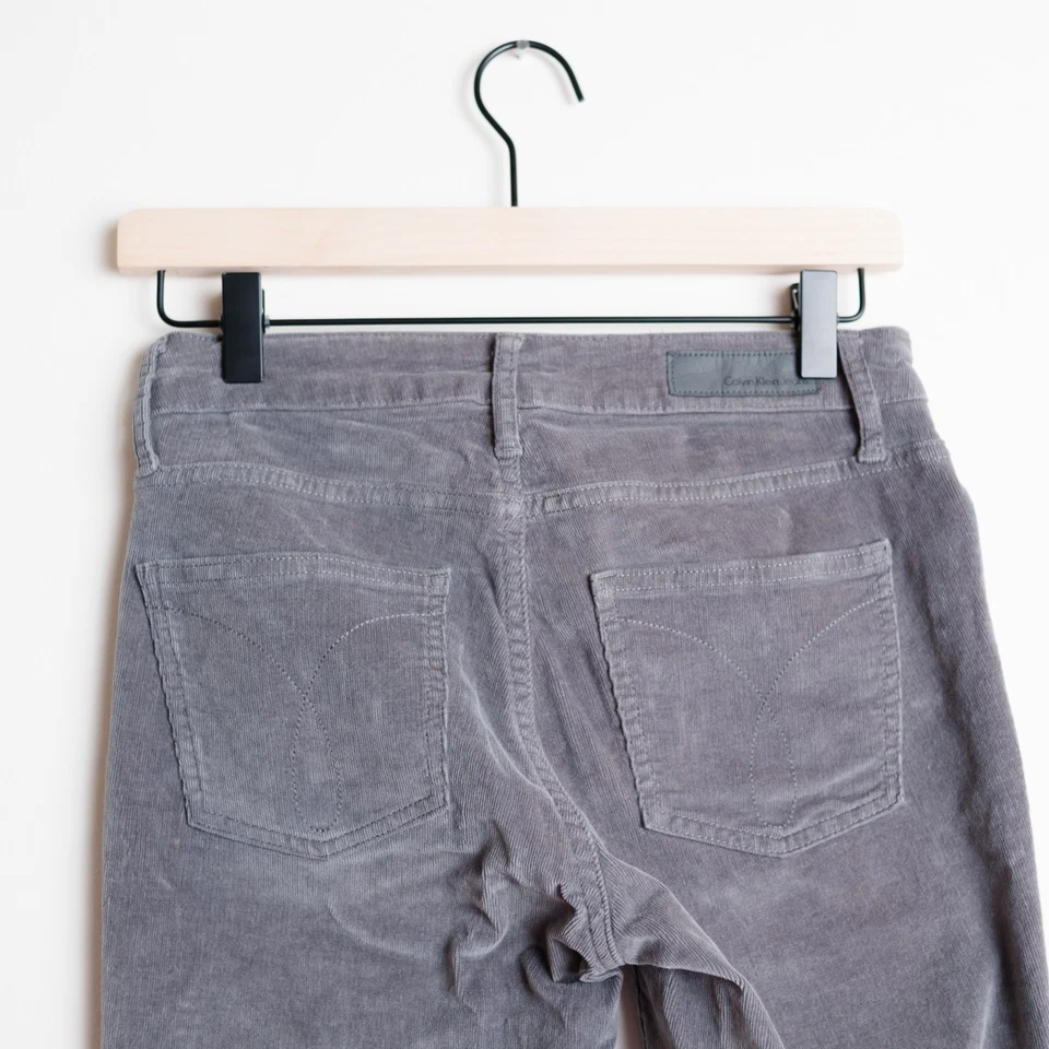 Pantalones para mujer Calvin Klein 4 grises gris pana ajustados definitivos Foto 4 de 4