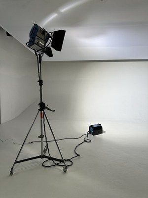 ARRI Daylight Compact 2500 HMI Scheinwerfer +  Vorschaltgerät + Stativ