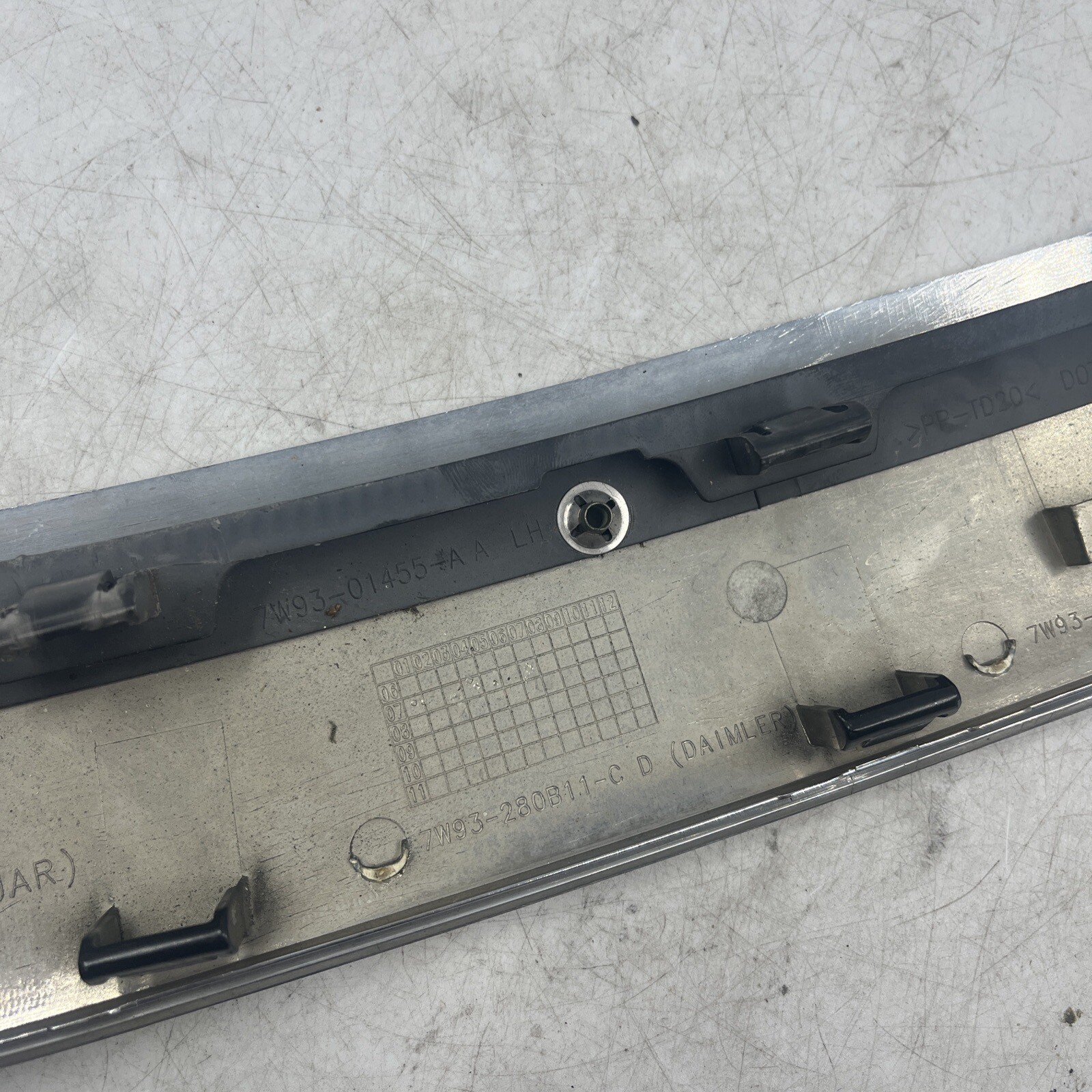 200809 Jaguar XJ8 X358 Front Left Driver Side Fender Wing Vent