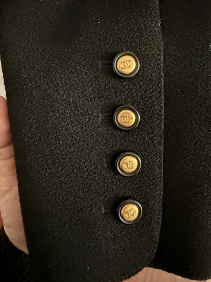 Chaqueta De Colección Años 90 CHANEL Doble Pecho Logo CC Botón en Negro Foto 3 de 4