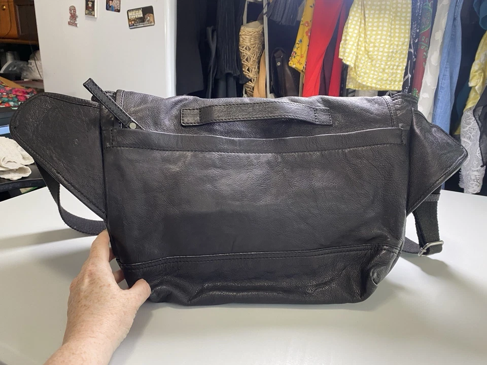 Frye & Company Bolso Mensajero Estuche para Laptop Hebillas de Metal Cremalleras Cuero Negro Foto 3 de 4