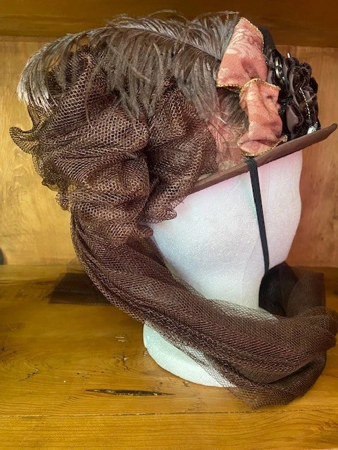 Chapéu marrom steampunk com véu, penas e engrenagens, 7 1/2 - Imagem 3 de 4