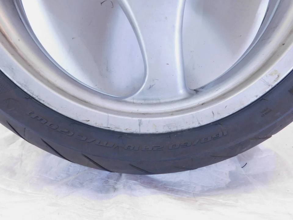 Llanta y neumático trasero plateado fundido BMW K1 K1100LT R1100R R1100RT R1100RS & R850R Foto 2 de 4