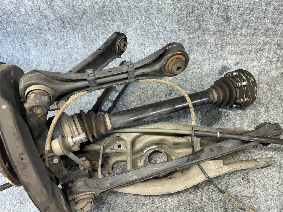 BMW E93 E92 E82 SUSPENSIÓN TRASERA IZQUIERDA LADO CONDUCTOR BUJE EJE CONJUNTO OEM 89K Foto 4 de 4