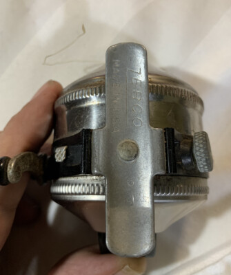 U0129 PF ANCIEN MODÈLE ZEBCO 33 MOULINET DE PÊCHE PIED MÉTAL
