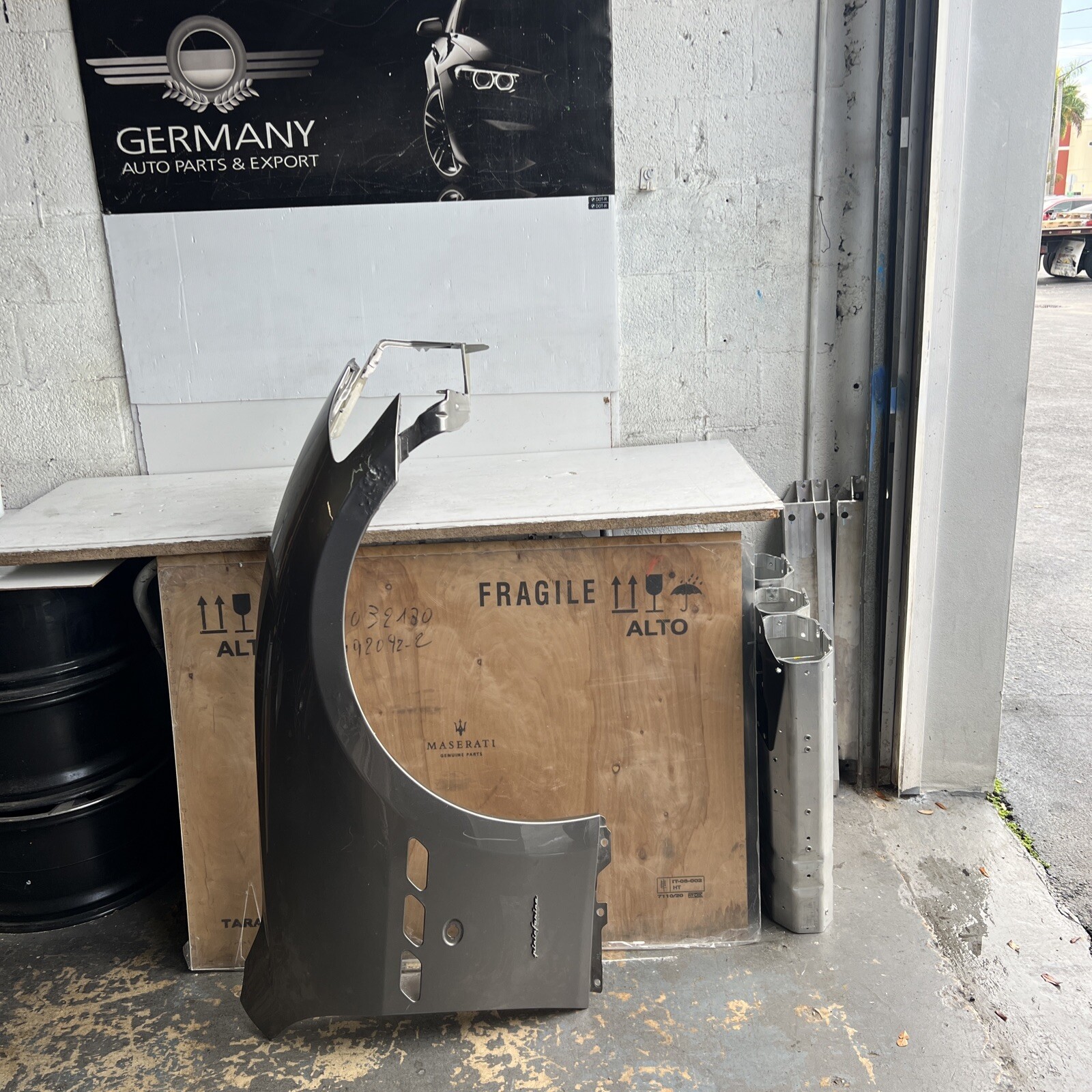 08-14 Maserati GranTurismo Right RT RH Front Fender Wing Cover 980145037 OE