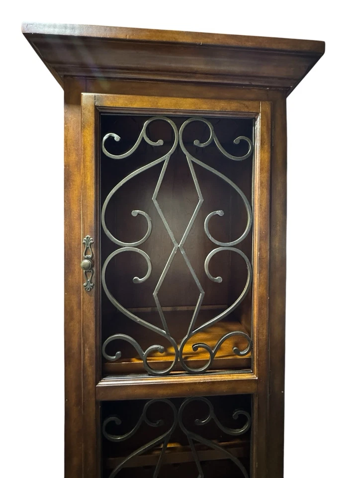 Armario de vino de madera maciza estilo toscano con puerta de filigrana de hierro forjado Foto 3 de 4