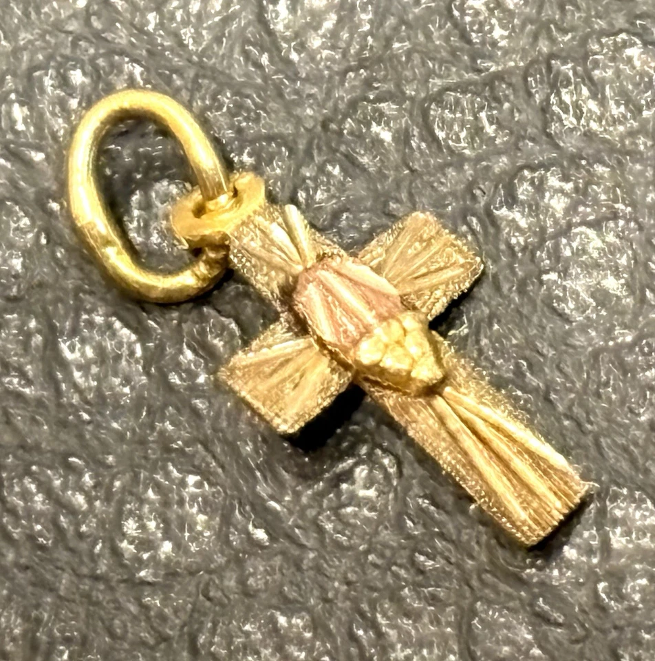 Pingente ou berloque de ouro maciço 12K folha de uva cruz cristã vários tons - Imagem 4 de 4