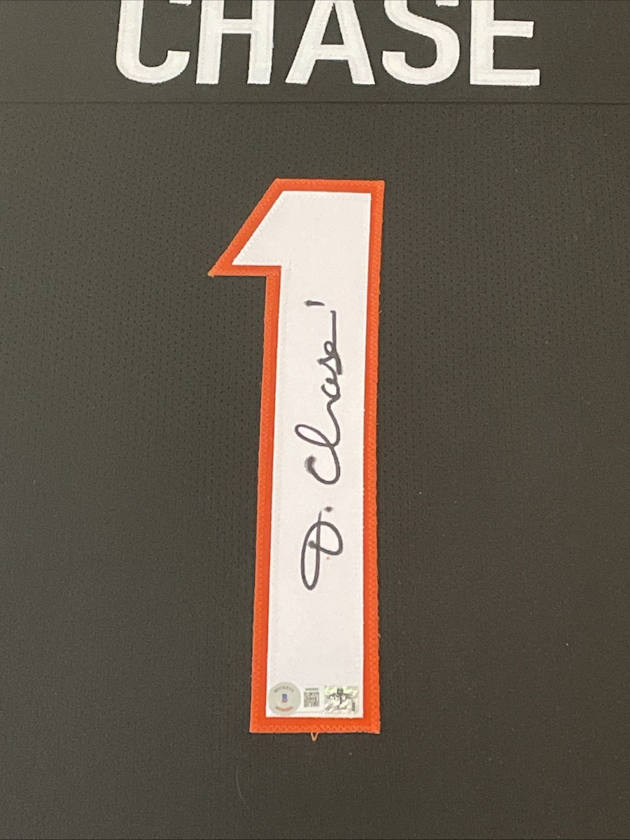 バレーボール元イタリア代表　ルカ・ベットーリ選手　サイン入りユニフォーム JA'MARR CHASE Signed/Autographed Custom Jersey in 35x43 Frame