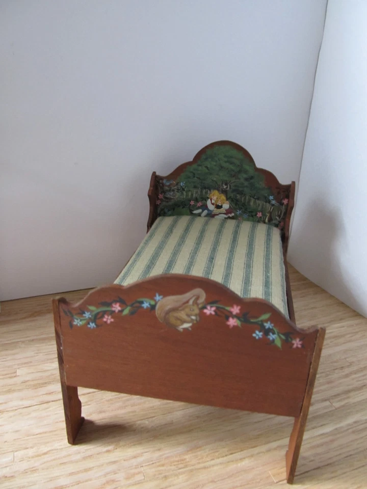 Cama infantil artesanal Ann Richards y cubreaguja casa de muñecas miniatura 1:12 Foto 2 de 4