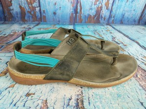 keen dauntless thong sandal