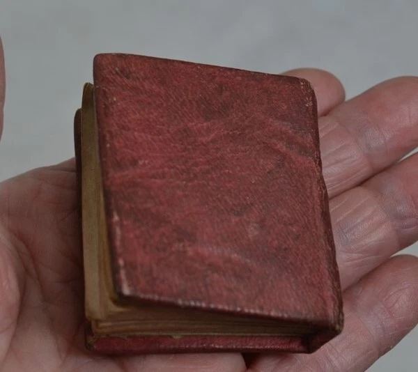 antique miniature book History of Bible  2 x 1.75  red leather 1831  illustrated Foto 4 de 4