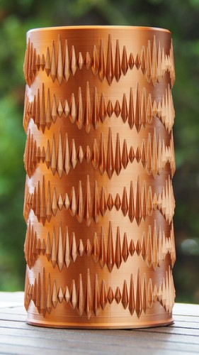Light refracting vase with Art deco pattern, beautiful house warming decoration - Picture 9 of 10