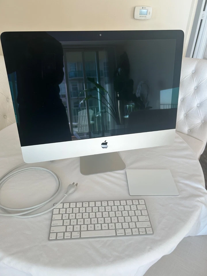 Apple iMac 21.5 de finales de 2015 con pantalla Retina 4k con Magic Trackpad Foto 2 de 4