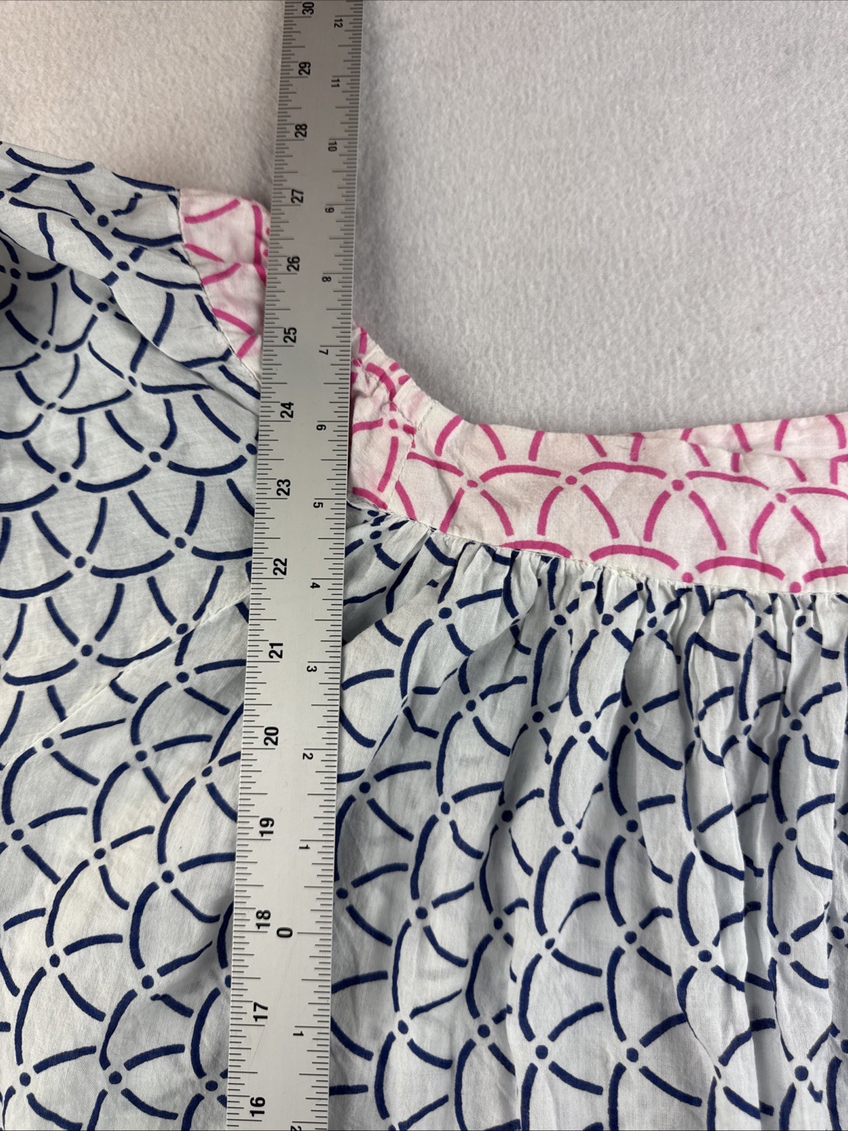 Gretchen Scott Designs Short Sleeve Tie Sleeve White Blue/Pink Design Top Size M