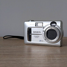 Minolta DiMAGE E223 Compact Digital Camera 2MP 3x Optical Zoom Silver