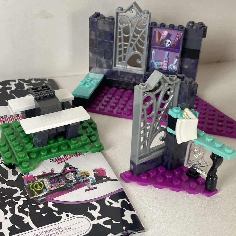 Mega Bloks Monster High Biteology Class Building Set - Lagoona Figure - Image 4 of 4