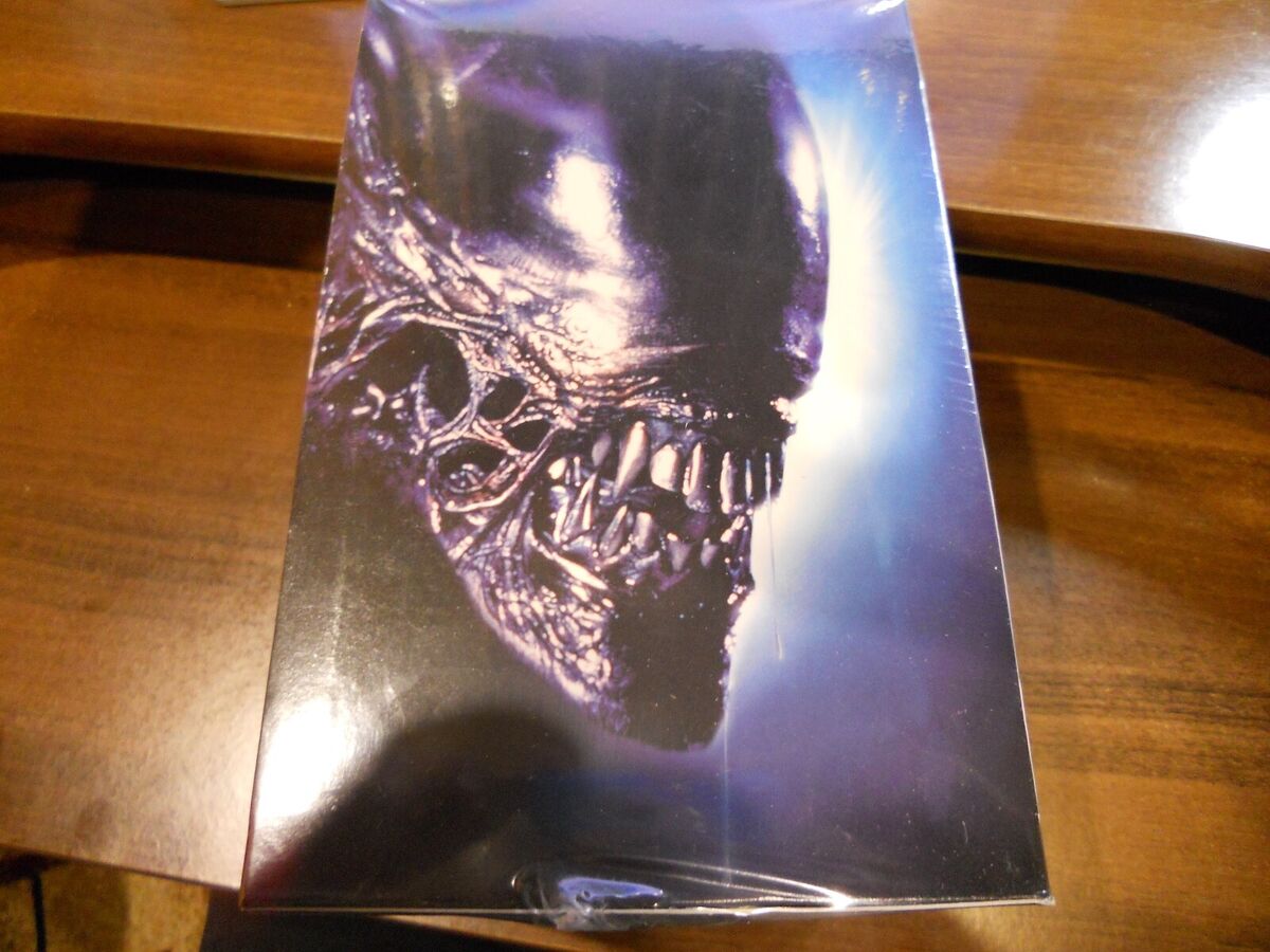 AVP ALIEN VS PREDATOR LIMITED EDITION of 25000 COLLECTIBLE AVP ALIEN VS PREDATOR LIMITED EDITION of 25000 COLLECTIBLE