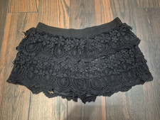 Umgee Floral Crochet Lace Scalloped Hem Shorts Black Sz M Elastic Waist