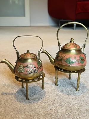 Zwei Vintage Messing Emaille Floral Mini Teekannen mit Messingständer 