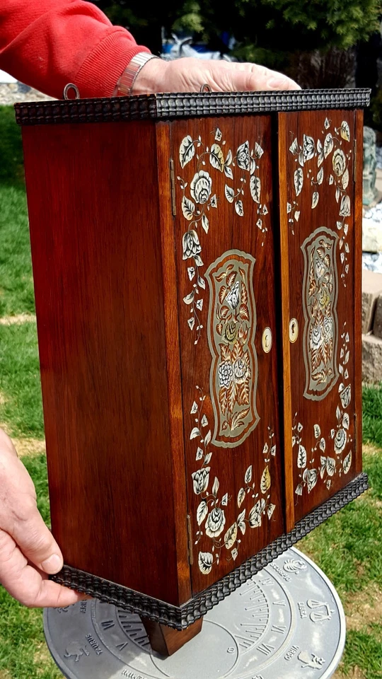 Antiguo gabinete de pared de especias de madera INTRINCADO INCRUSTADO METAL PLATEADO floral ¡SÚPER RARO! Foto 2 de 4