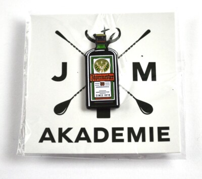 Jägermeister Akademie USA Pin Button Anstecknadel Flaschen Form