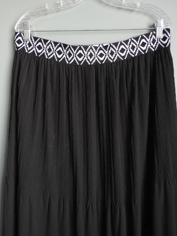 Falda fluida negra con cintura de diseño abstracto, talla grande Foto 3 de 4