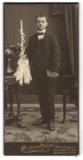 Fotografie E. Kregeloh, Mannheim, junger Knabe zur Kommunion mit Kerze und schw 